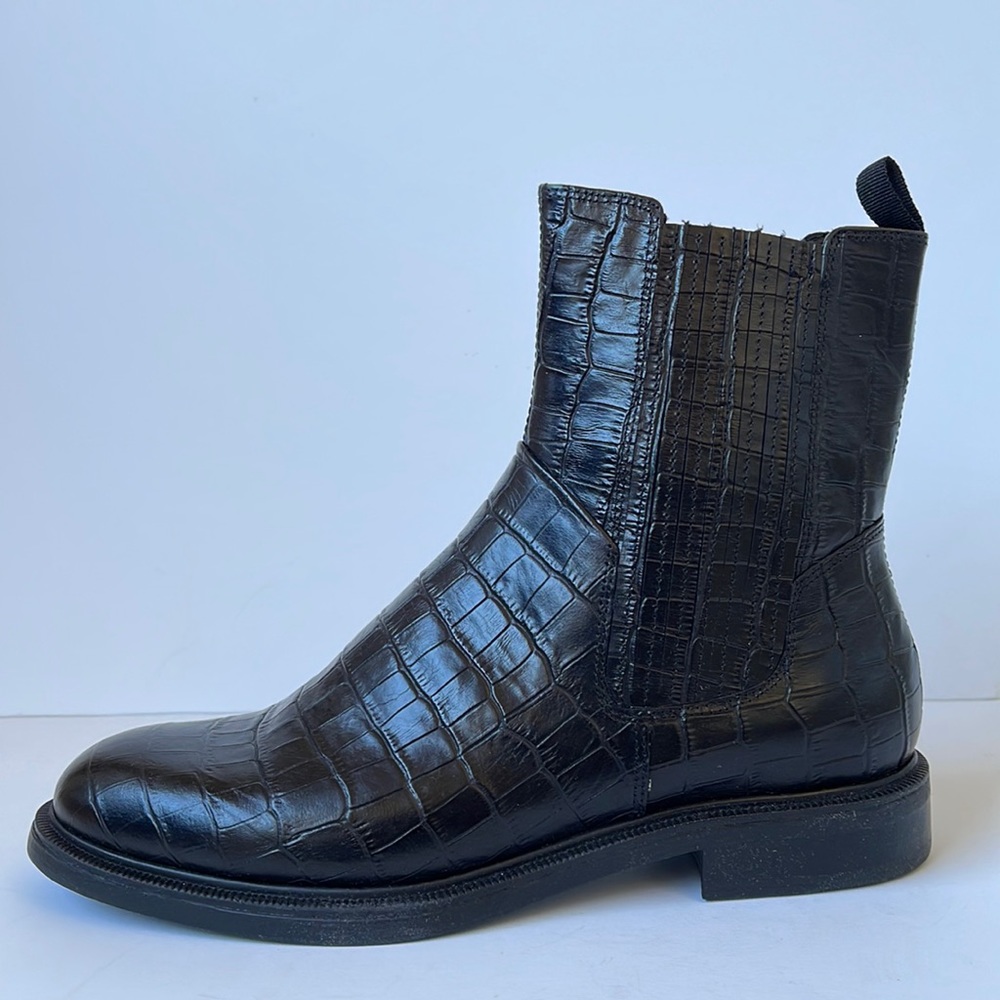 Vagabond Amina Chelsea boots in black croc leather US 9M